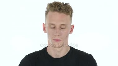 Beyaz arka plan üzerinde yorgun genç adam esniyor