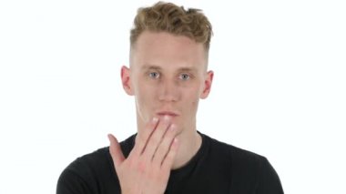 Öpücük genç adam tarafından beyaz arka plan üzerinde uçan.