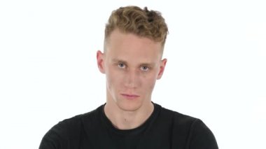 Orta parmak, genç adam beyaz arka plan üzerinde gösterilen