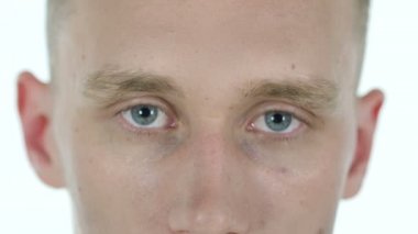 Genç adam gözleri yanıp sönen, yakın çekim