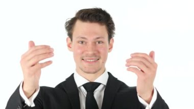 Jest beyaz arka plan üzerinde genç işadamı tarafından davet