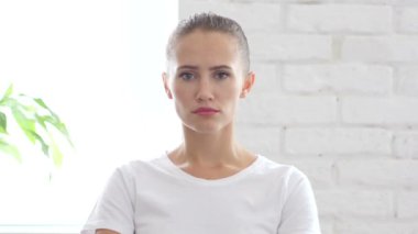 Üzgün genç kadın hareketi, portre