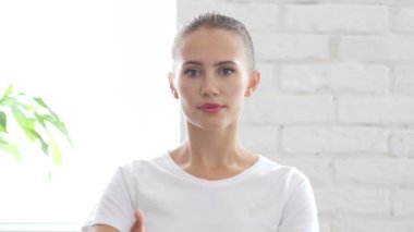 Başparmak yukarıya güzel kadın, portre