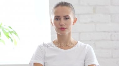 Merhaba hoş geldiniz güzel genç kadın, portre tarafından için