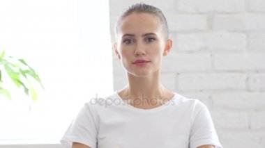 Güzel genç kadın, portre zafer işareti