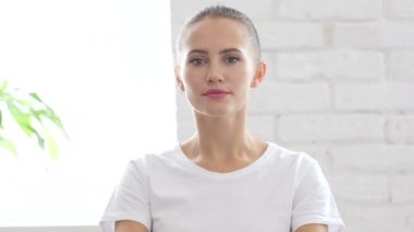 Güzel genç kadın, portre tarafından davet jest