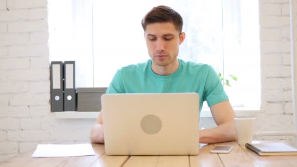 Joven hombre pensativo Pensando y trabajando en línea — Vídeos de Stock