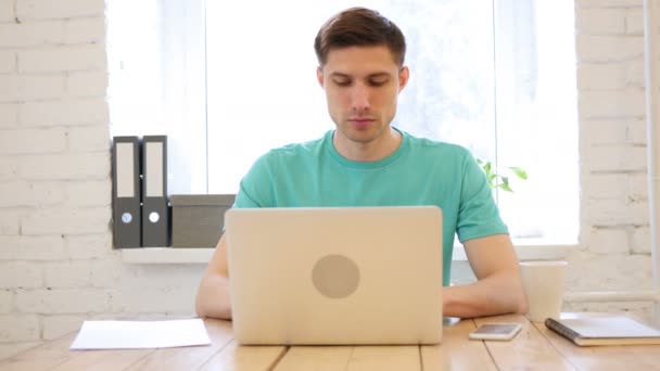 Ung Man arbetar på Laptop reagerar misslyckande och upprörd av förlust — Stockvideo