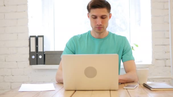 Homem irritado reagindo a problemas enquanto trabalhava no laptop no escritório — Vídeo de Stock