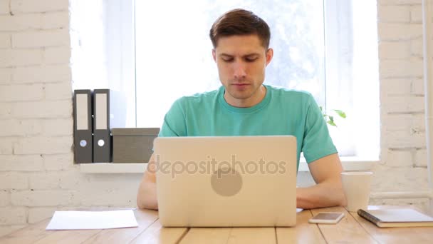 Jovem cansado trabalhando no laptop, carga de trabalho — Vídeo de Stock