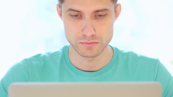 Zamyślony mężczyzna młody pracuje w trybie Online, widok z przodu — Wideo stockowe