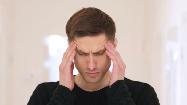 Mal di testa, Ritratto di lavoro frustrato in ufficio — Video Stock