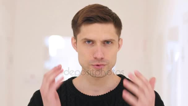 Портрет рассерженного кричащего человека, сидящего в кабинете — стоковое видео