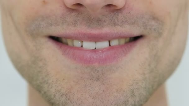 Sorridente cara de homem close up, impressionado — Vídeo de Stock