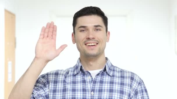 Hallo, gutaussehender Mann im Büro winkt mit der Hand — Stockvideo