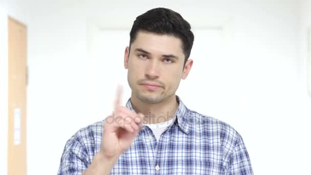 Vinkar Finger till Nej, avvisa stilig Man i Office — Stockvideo