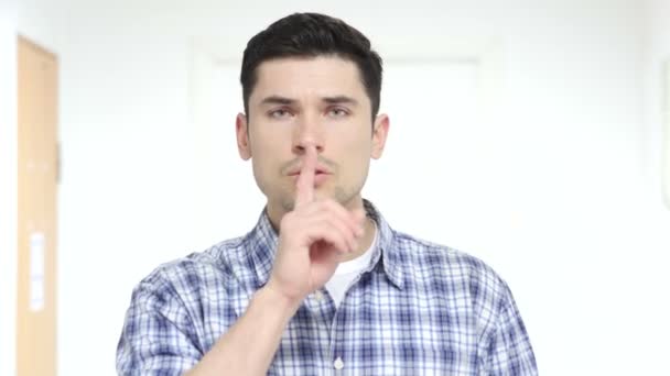 Finger på läppar, tystnad vänligen — Stockvideo
