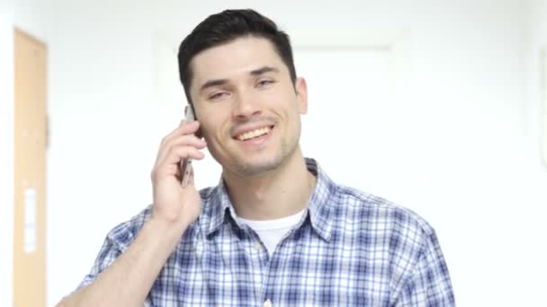 Man bezig met telefoon praten, onderhandelingen op mobiel — Stockvideo