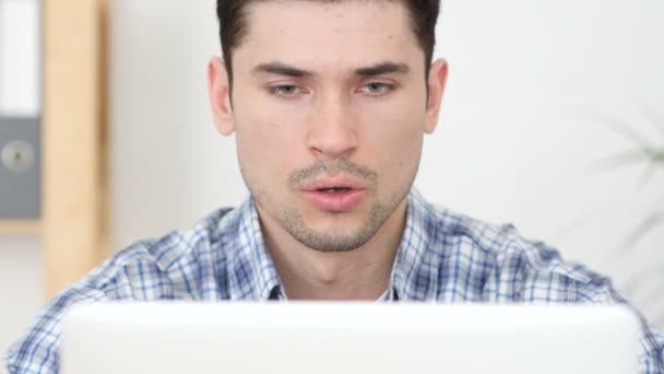 Homme fatigué relaxant assis au travail — Video