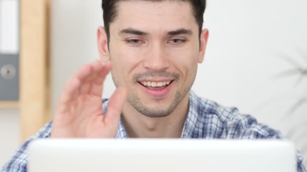 Chat de Video, Hombre Hablando en Línea Vista Frontal — Vídeo de stock