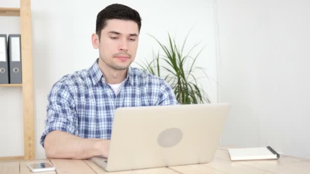 Σοβαρό άνθρωπο πληκτρολογώντας σε φορητό υπολογιστή στο γραφείο — Αρχείο Βίντεο