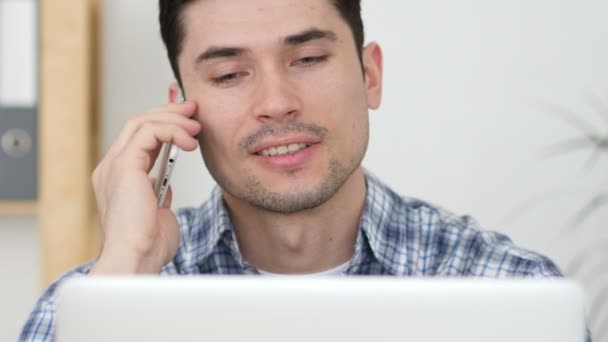 Conversando ocupado no telefone, discutindo o trabalho — Vídeo de Stock