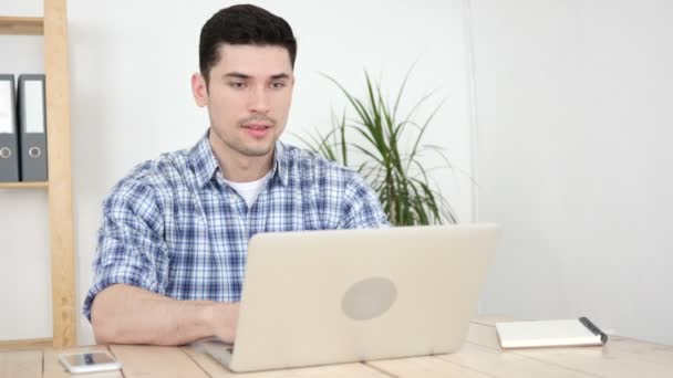 Homem feliz comemorando o sucesso e a realização — Vídeo de Stock