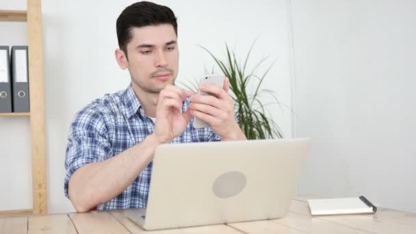 Hombre usando Smartphone, Navegando en línea — Vídeo de stock