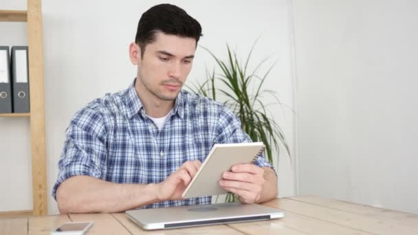 Hombre leyendo en el trabajo en su oficina — Vídeo de stock