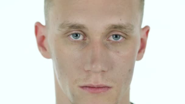 Ernste Mann Gesicht aus nächster Nähe, Blick in die Kamera — Stockvideo