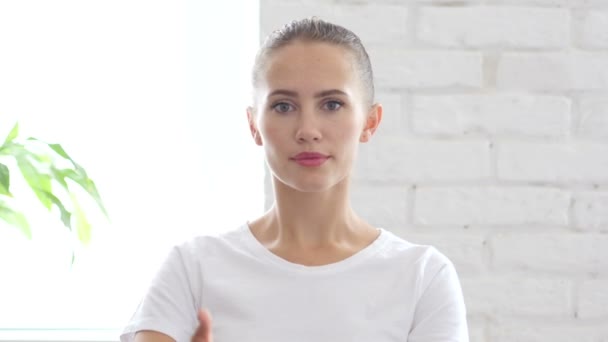 아름 다운 여자, 초상화에 의해 엄지손가락 — 비디오