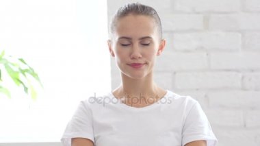 Hayır, Reddet, kafa sallayarak kadın portre