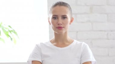 Almak için kadın başını sallayarak katılıyorum, Evet, portre