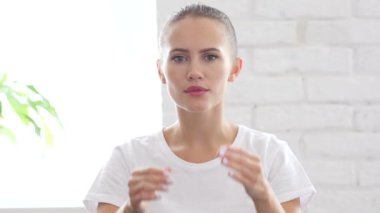 Depresif genç kadın, portre hatasından jesti