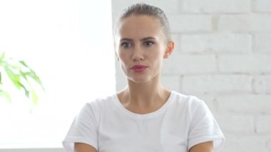 Savunarak ve jest, portre bağırmaya kızgın genç kadın