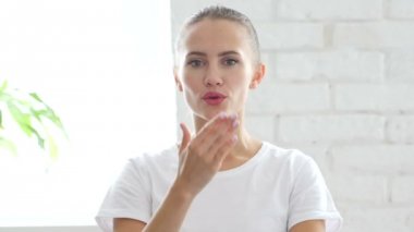 Güzel genç kadın, portre tarafından uçan öpücük