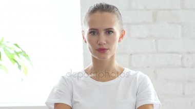 Fotoğraf makinesi parmak, portre ile gösteren kadın