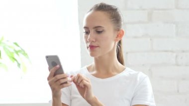 Smartphone, online tarama kullanan genç kadın