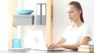 Dizüstü bilgisayarda çalışan genç yaratıcı kadın