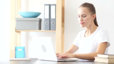 Kadın kutluyor başarı, heyecan içinde Office İşte sonuçlar için