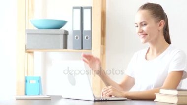 Laptop kadın ofiste iş yerinde tarafından online görüntülü sohbet