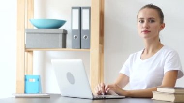 Kalp işareti, güzel kadın ofiste el jest