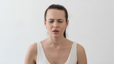 Depresif genç kadın, portre hatasından jesti