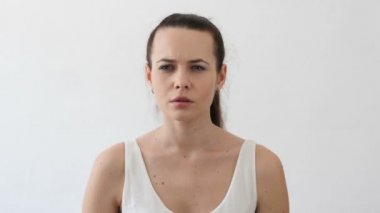 Fotoğraf makinesi parmak, portre ile gösteren kadın