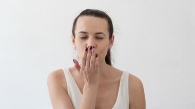 Güzel genç kadın, portre tarafından uçan öpücük