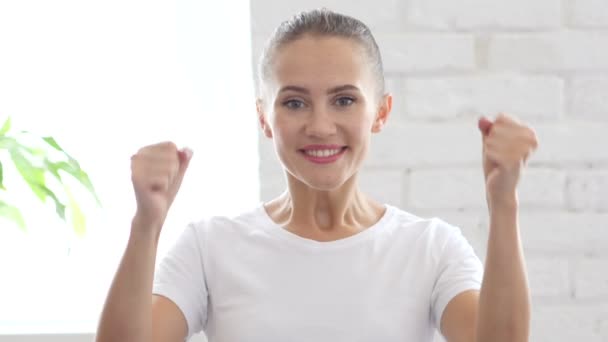 Podekscytowany młoda kobieta świętować sukces, portret — Wideo stockowe