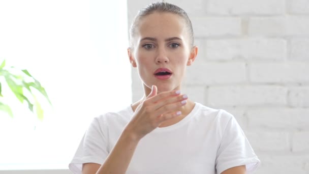 Portrait de belle jeune femme dans le choc, les catastrophes et les problèmes — Video