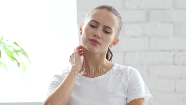 Mujer cansada relajándose los músculos del cuello en el trabajo, retrato — Vídeos de Stock