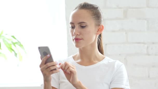 Fiatal nő használ Smartphone, Online böngészés — Stock videók