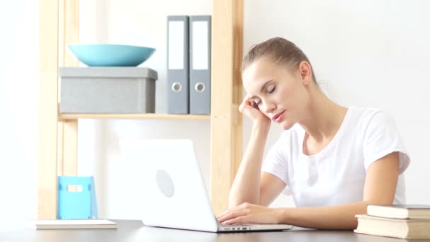 Спящая женщина на работе в офисе, чувствующая усталость в офисе — стоковое видео